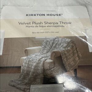 Kirkton House Gray and White Fleece Throw
NWT